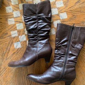 🎉FINAL PRICE DROP🎉Ecco Brown Faux Letter Boots Low Heel